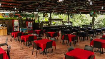 Petit déjeuner, déjeuner et dßner servis sur place