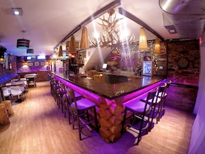 Bar (on property) - M Montreal - Hostel (Montreal)