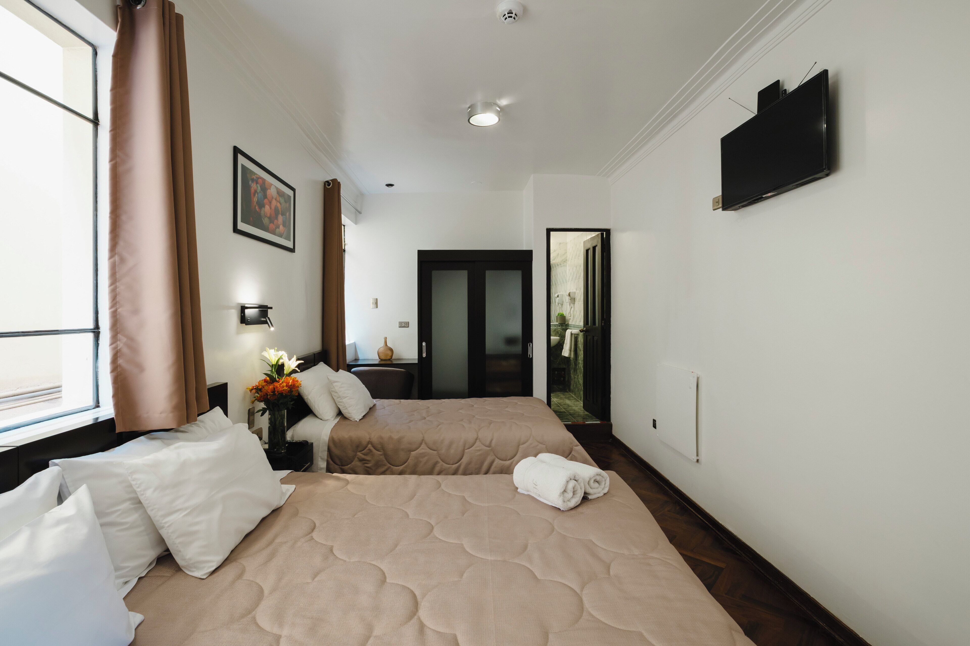 Kolmen hengen huone | Untuvapeitot, tallelokero huoneessa, yksilöllisesti sisustettu