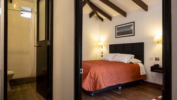 Cubrecamas y caja de seguridad en la habitación