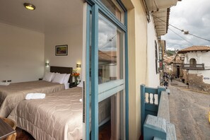 Habitación familiar | Edredón, caja de seguridad en la habitación y decoración personalizada 