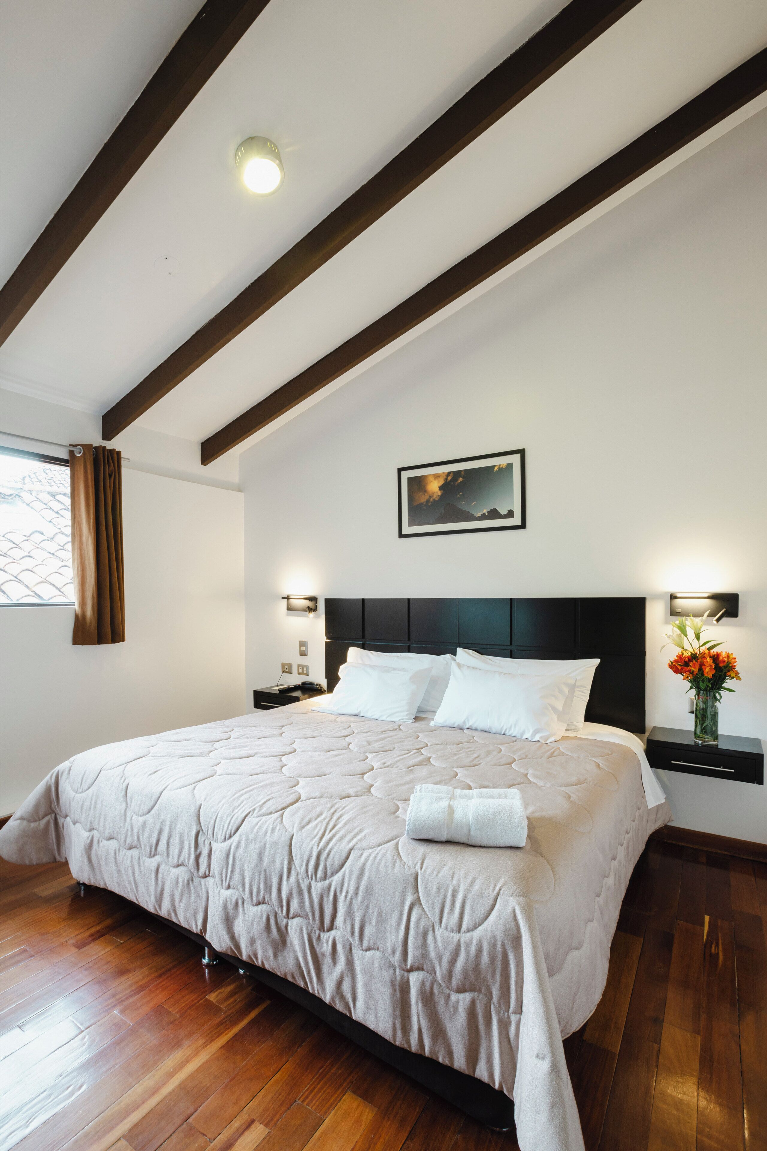 Cubrecamas y caja de seguridad en la habitación 