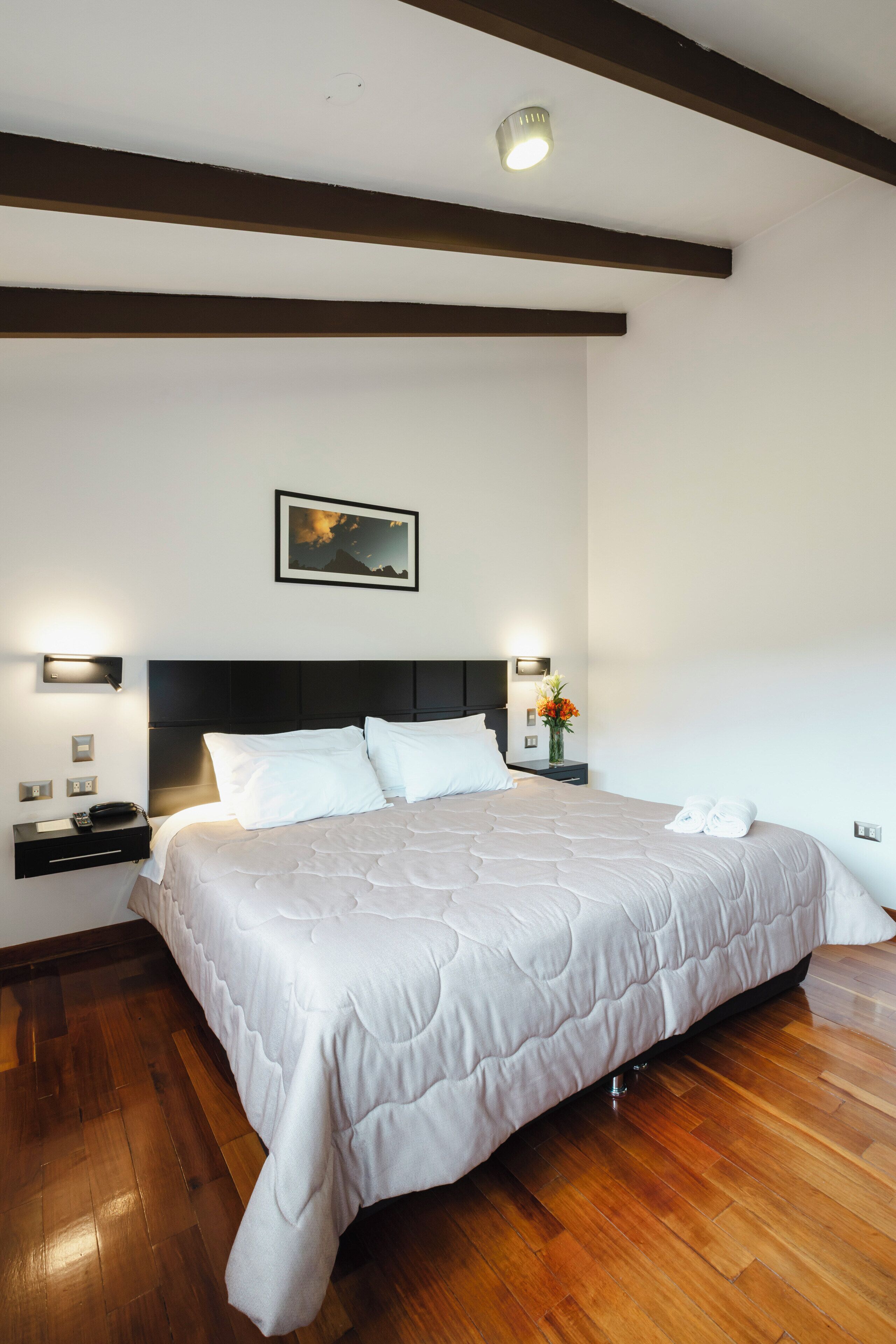 Cubrecamas y caja de seguridad en la habitación 