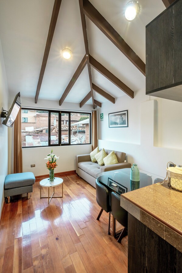 Departamento urbano, 1 cama King size | Edredón, caja de seguridad en la habitación y decoración personalizada 