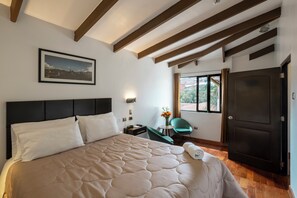 Down duvets, in-room safe, individually decorated - Hostal El Triunfo (Cusco)