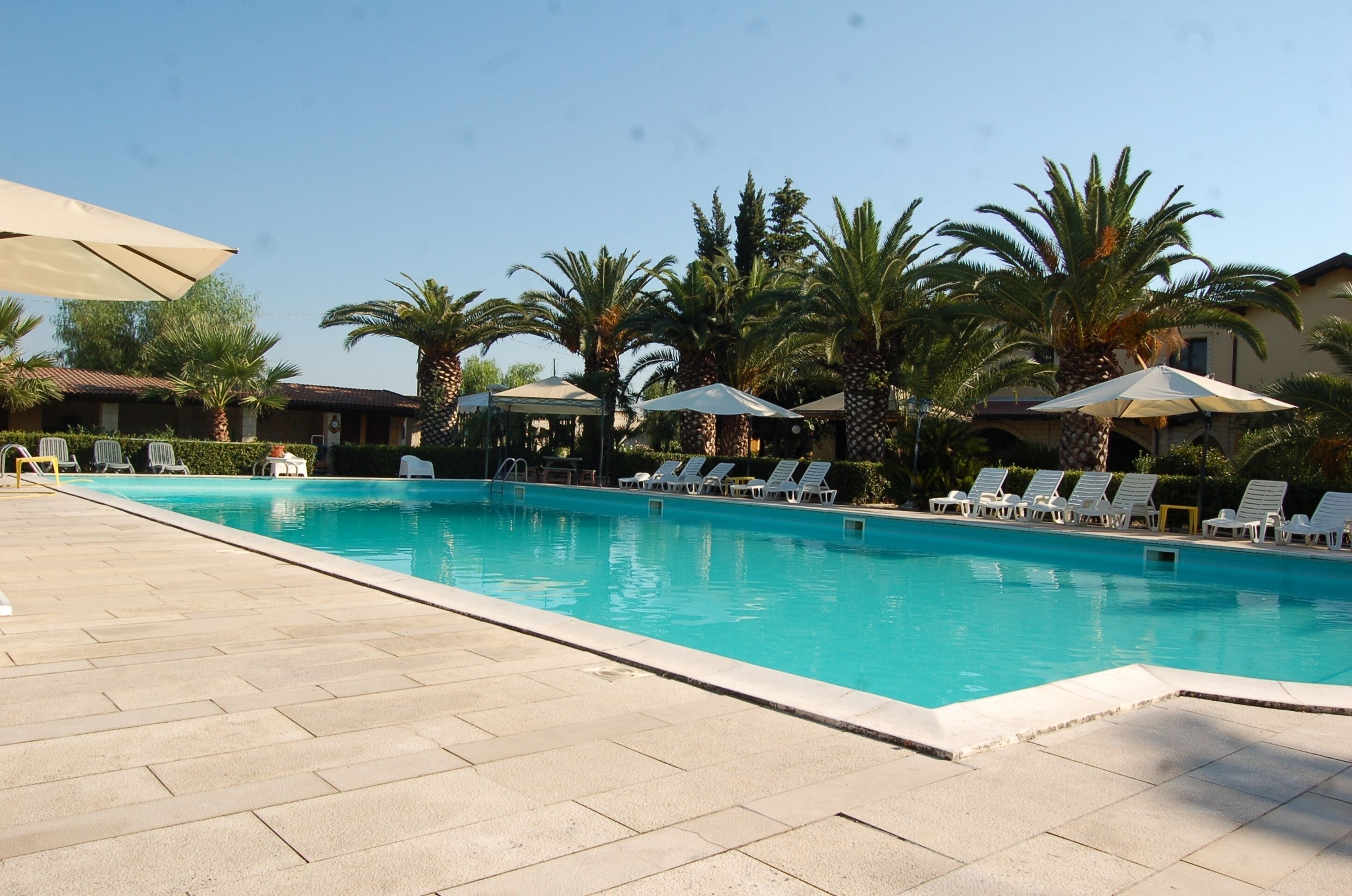 Hồ bơi ngoài trời, dù/ô trên bãi biển/hồ bơi, ghế dài tắm nắng 