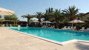 Außenpool, Sonnenschirme, Liegestühle