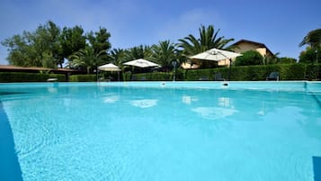 Piscine extérieure, parasols de plage, chaises longues