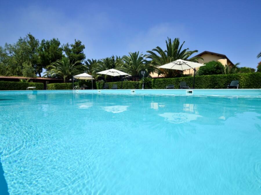 Piscine extérieure, parasols de plage, chaises longues