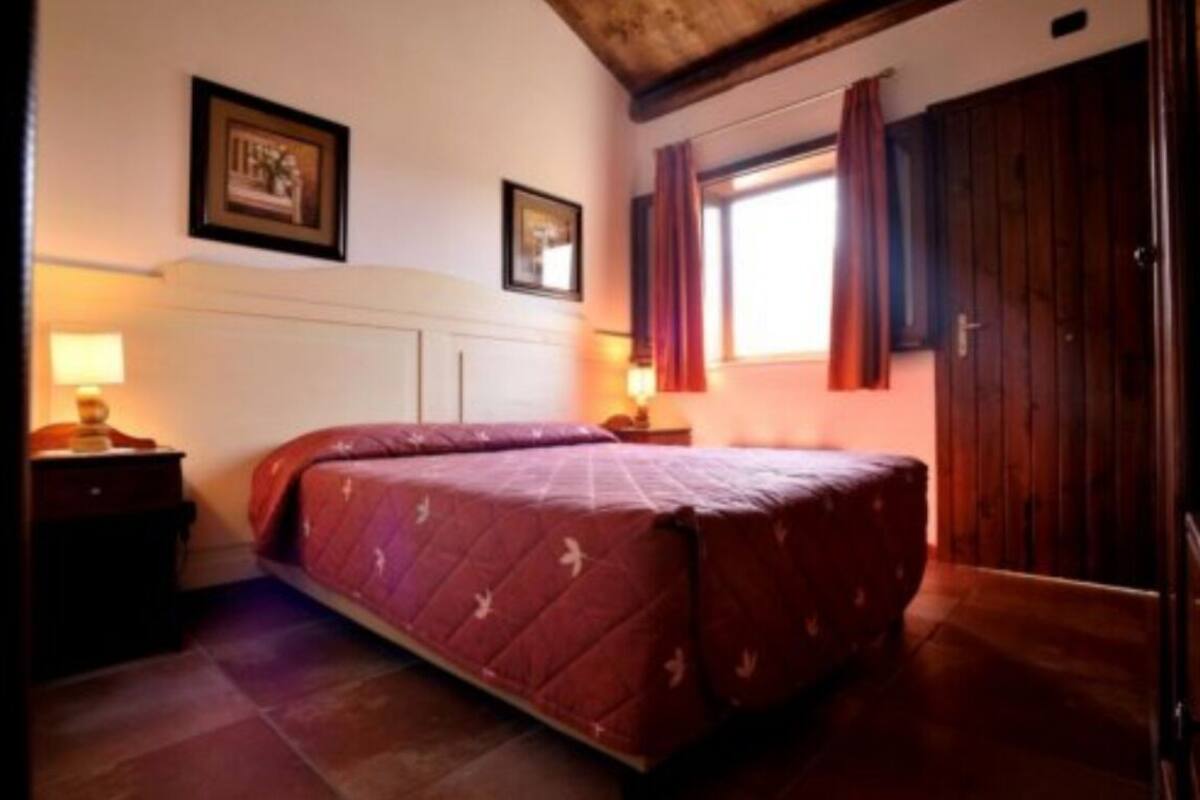 Standard Double Room | Peralatan tempat tidur hipoalergenik, bar mini, peti besi dalam bilik