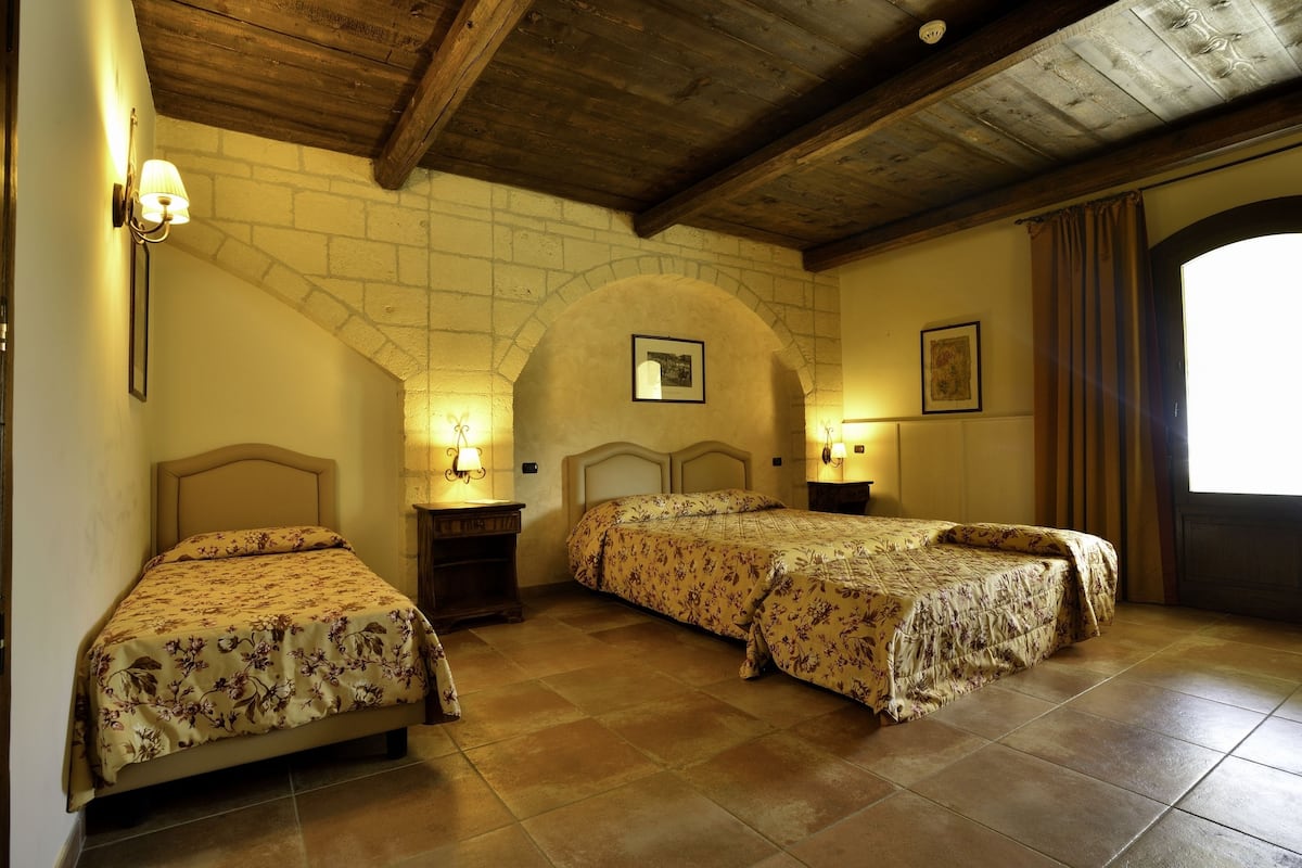 Standard Quadruple Room, 1 Bedroom, Ensuite, Ground Floor | Hypo-allergenic bedding, minibar, in-room safe, desk