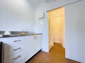 Estudio (Queen) | Cocina privada | Frigorífico, microondas, hervidor eléctrico y tostadora