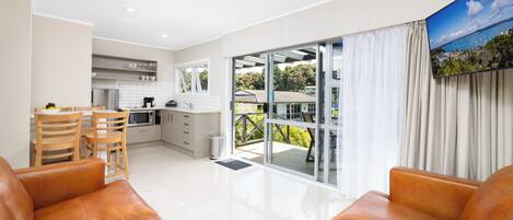 Un apartamento moderno con cocina, comedor y balcón con vistas panorámicas.