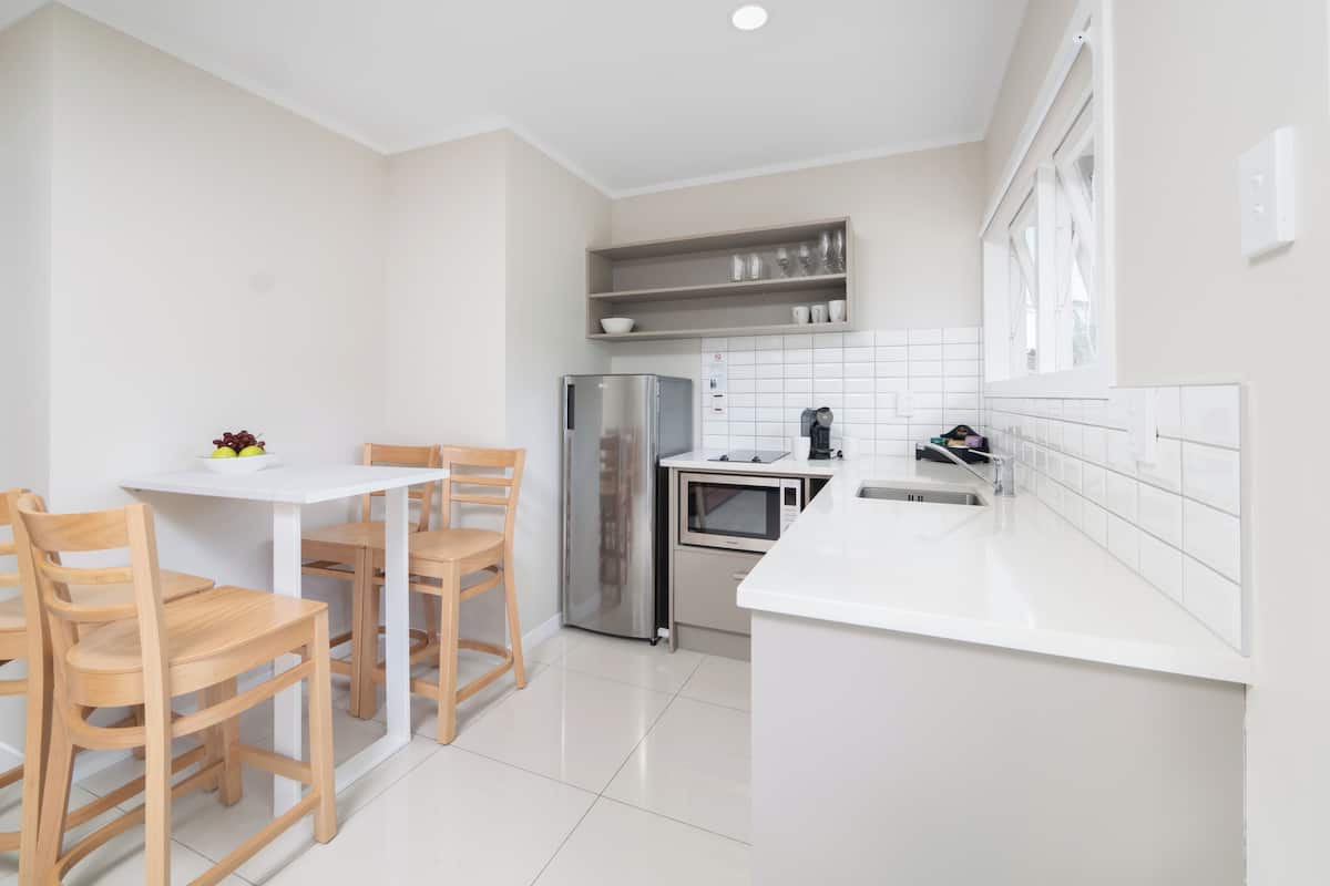 Appartement, 2 slaapkamers | Privékeuken | Een koelkast, een magnetron, een waterkoker, een broodrooster