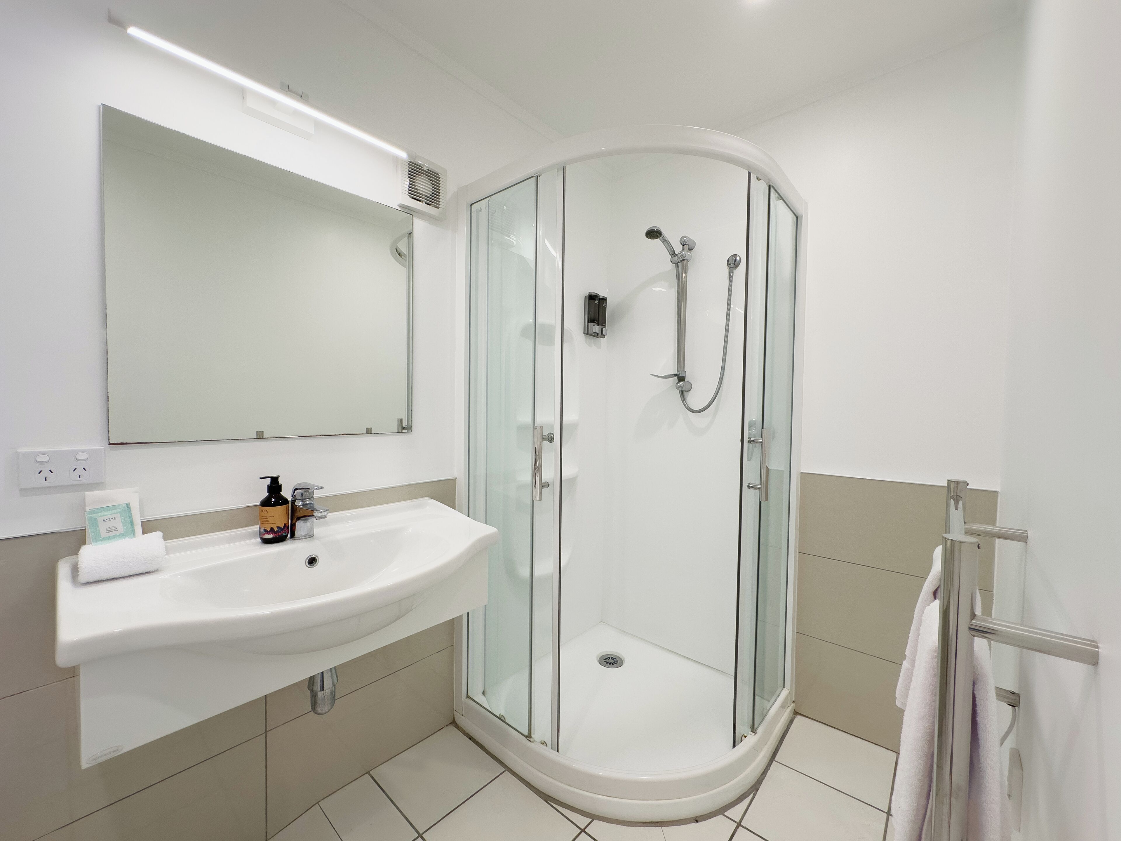 Deluxe Room | Bathroom | Shower, free toiletries, hair dryer, towels