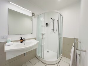 Deluxe Room | Bathroom | Shower, free toiletries, hair dryer, towels