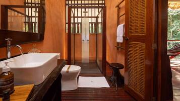 Premium-huone | Kylpyhuone | Suihku, ilmaiset hygieniatuotteet, pyyhkeet, saippua