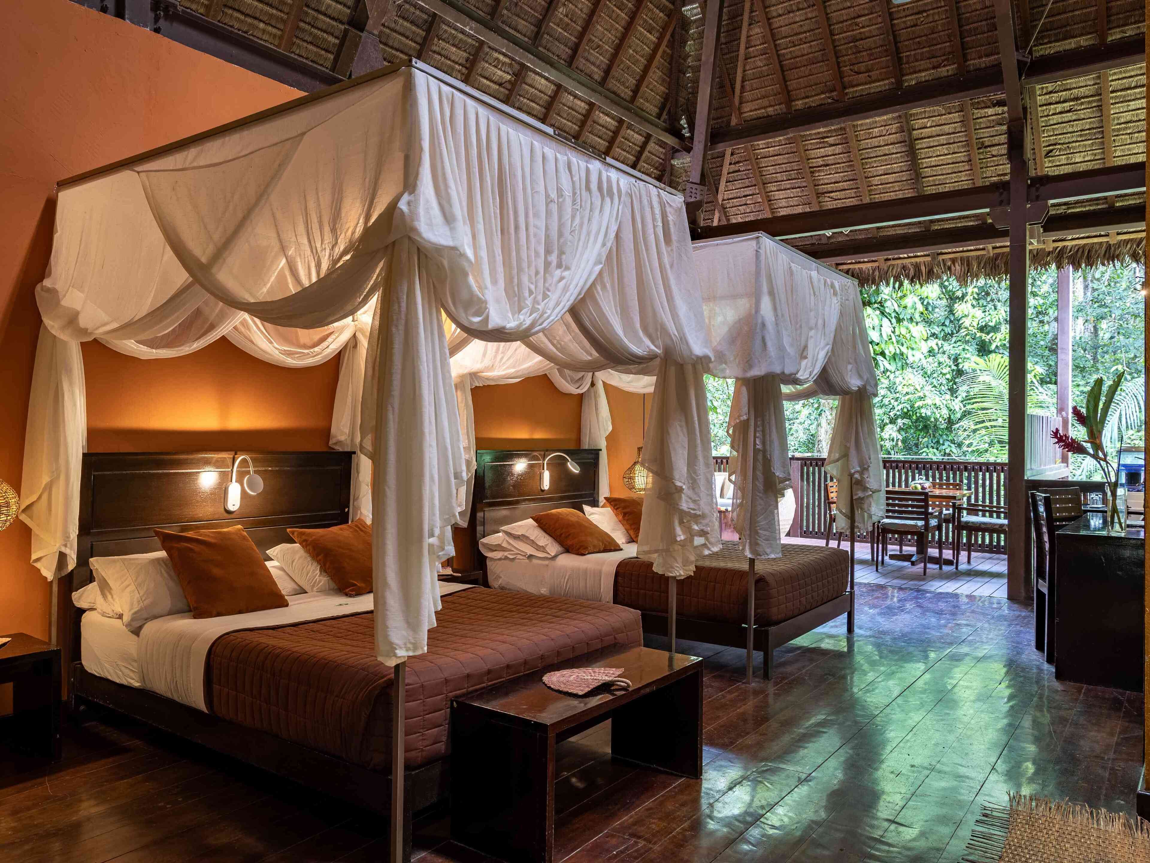 Sengetøy av topp kvalitet, safe på rommet og skrivebord for bærbar PC