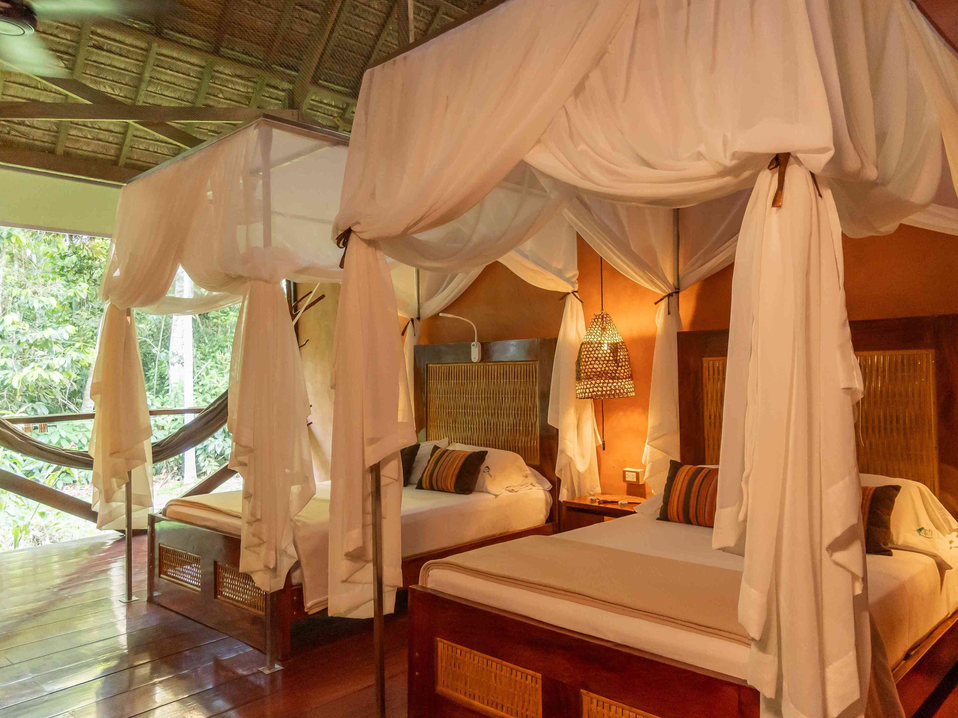 Rom – premium | Sengetøy av topp kvalitet, safe på rommet og skrivebord for bærbar PC