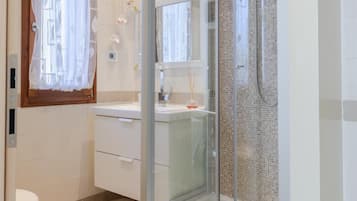 Regadera, amenidades de baño gratuitas, secadora de cabello, toallas