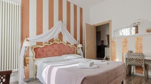 Doppelzimmer, mit Bad | Individuell dekoriert, individuell eingerichtet, Schreibtisch