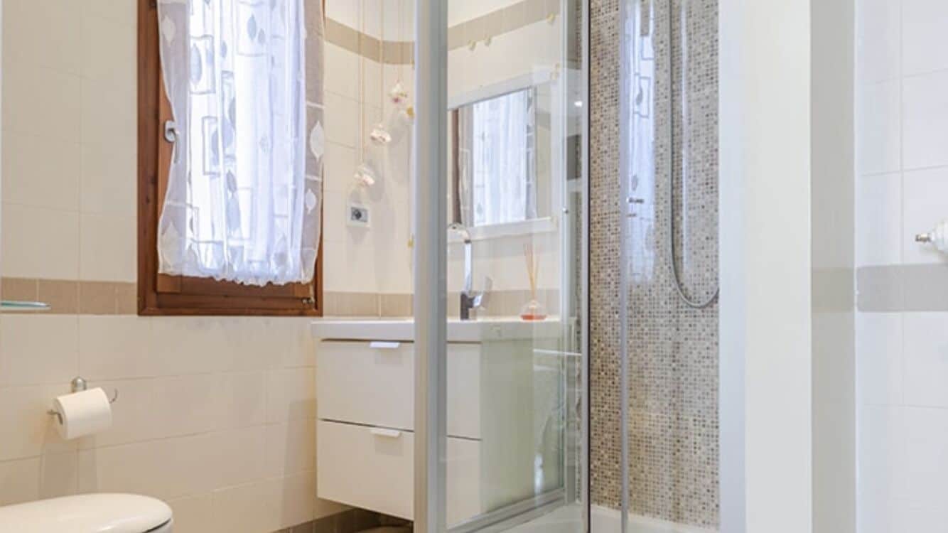 Habitación doble, baño en la habitación | Baño | Regadera, amenidades de baño gratuitas, secadora de cabello, toallas 