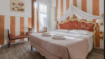 Doppelzimmer, mit Bad | Individuell dekoriert, individuell eingerichtet, Schreibtisch