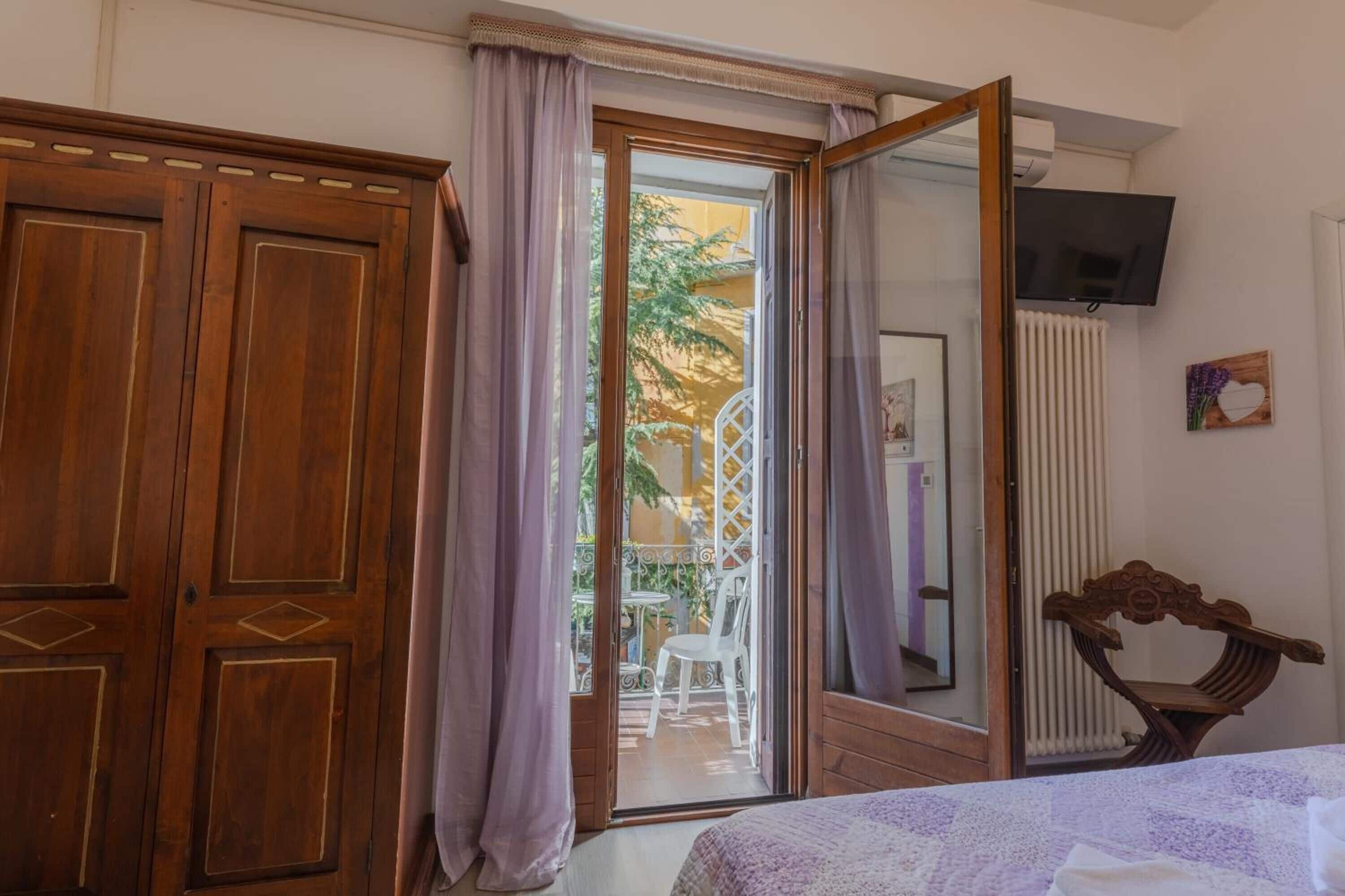 Decoración personalizada, muebles diferentes y escritorio 