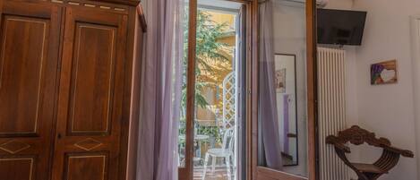 Individuell dekoriert, individuell eingerichtet, Schreibtisch