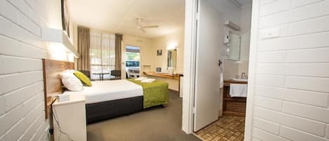 Verduisterende gordijnen, een strijkplank/strijkijzer, gratis wifi