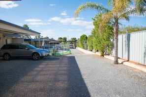 Free self-parking - 7th Street Motel (Mildura)