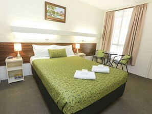 Cortinas blackout, tabla de planchar con plancha y wifi gratis 