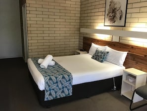 Deluxe Double Room | Blackout curtains, iron/ironing board, free WiFi, bed sheets - 7th Street Motel (Mildura)