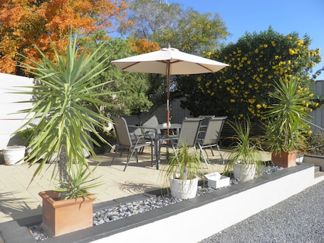 BBQ/picnic Area. 7th Street Motel