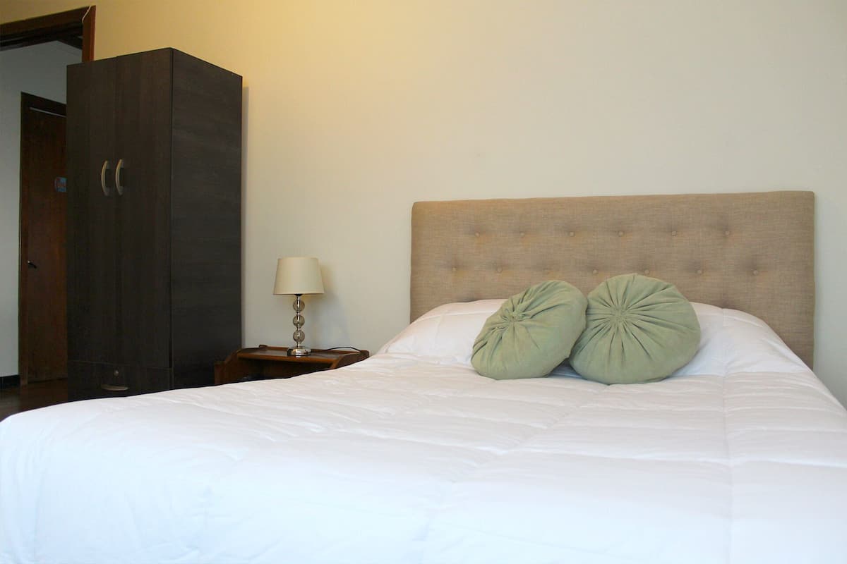 Standard-Doppelzimmer, 1 Queen-Bett, eigenes Bad, eingeschränkter Meerblick | Hochwertige Bettwaren, Daunenbettdecken, Select-Comfort-Betten, Minibar