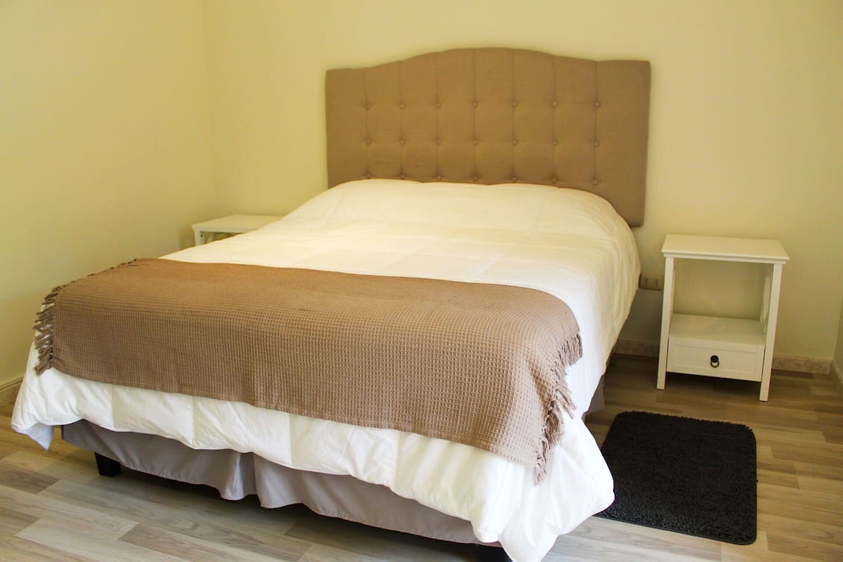 Hochwertige Bettwaren, Daunenbettdecken, Select-Comfort-Betten, Minibar