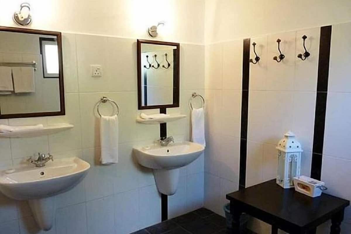 Amenidades de baño gratuitas, secadora de cabello, batas, pantuflas