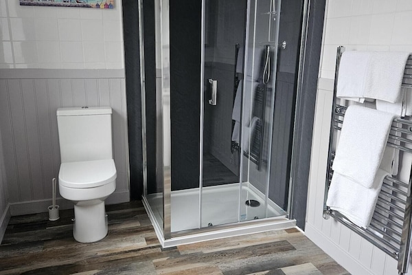 Superior Twin Room | Bathroom | Shower, hair dryer, towels, soap