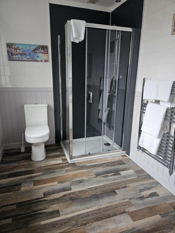 Superior Twin Room | Bathroom | Shower, hair dryer, towels, soap