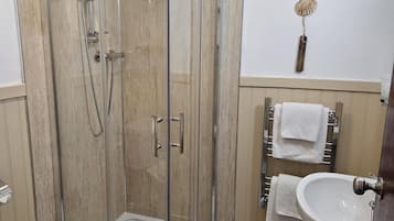 Standard Single Room | Bilik Mandi | Pancuran mandi, pengering rambut, tuala disediakan, sabun