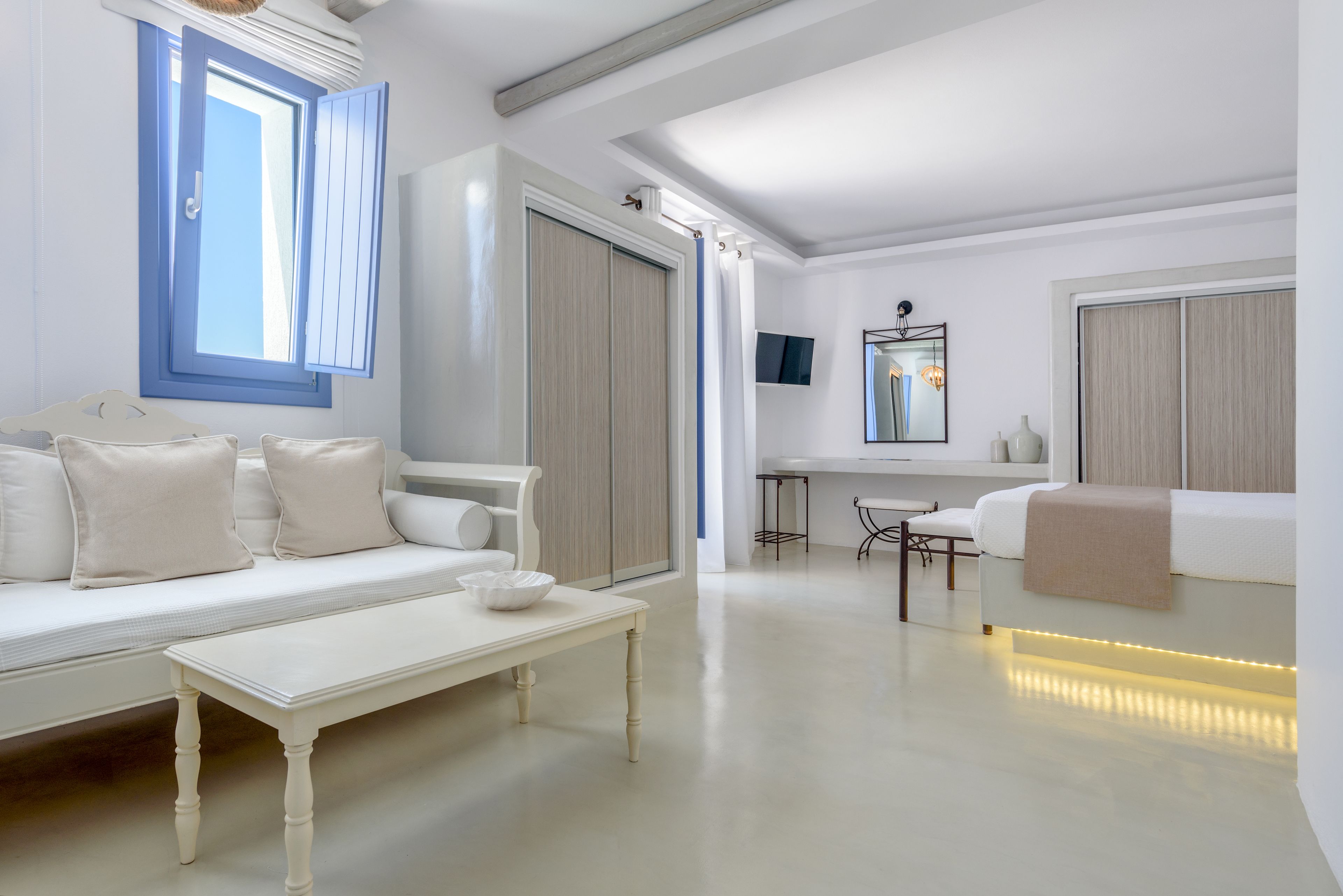 executive suite (outdoor hot tub) | living area | plasma tv