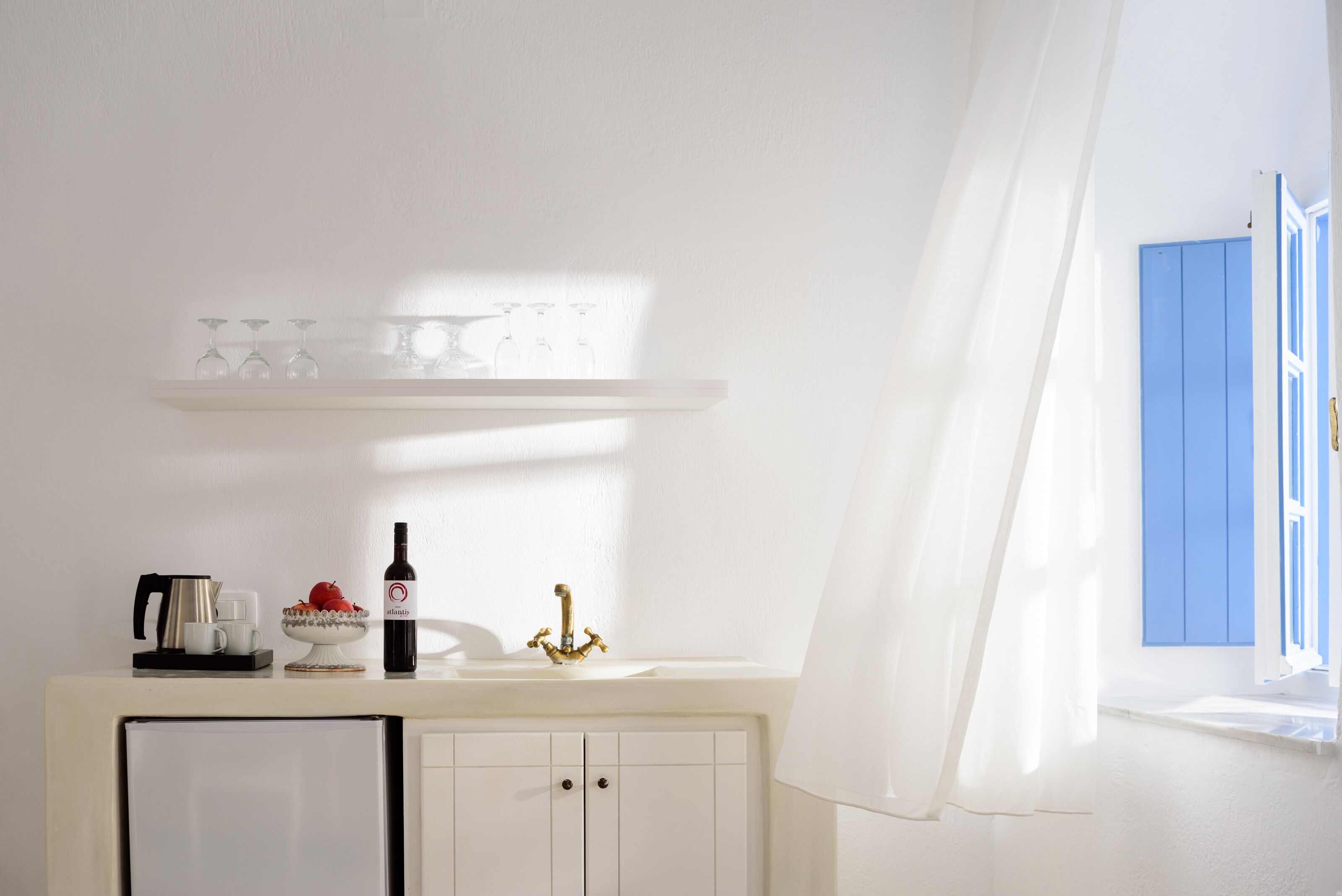 superior apartment (outdoor hot tub) | private kitchen | fridge, electric kettle