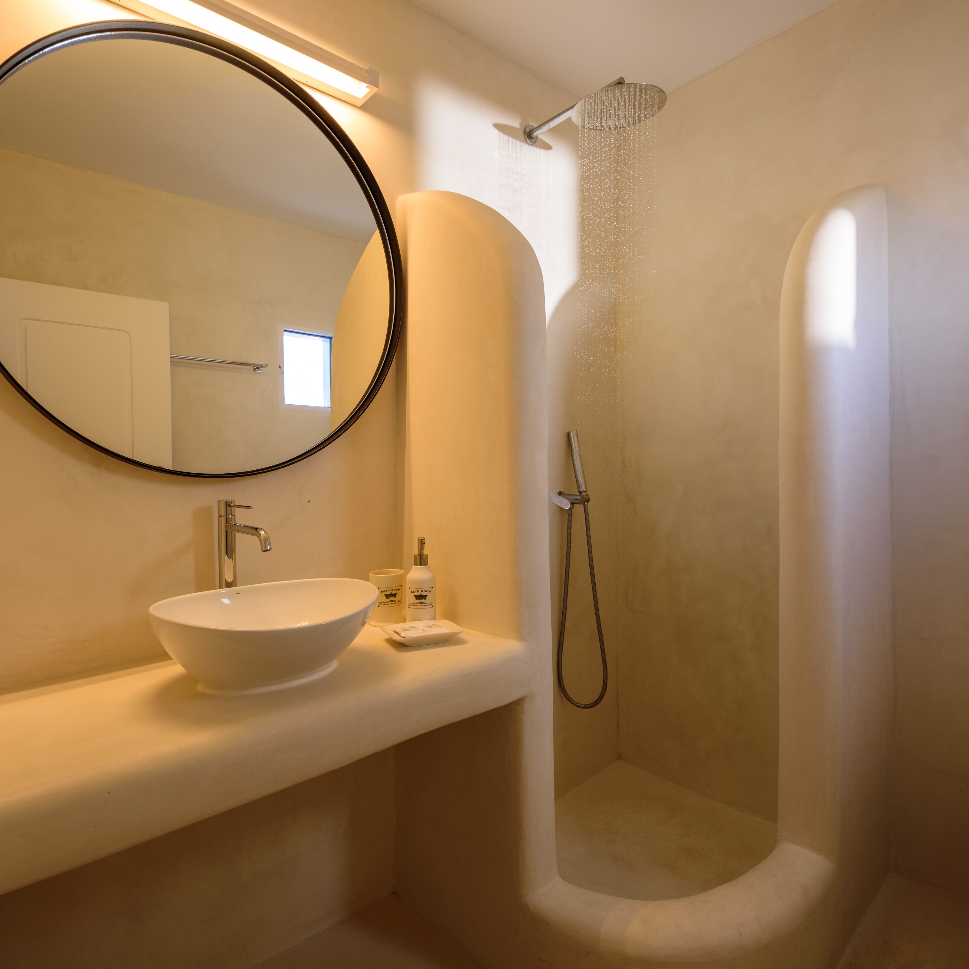 standard room, sea view | bathroom | free toiletries, hair dryer, bathrobes, slippers