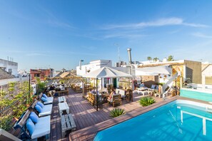 Piscine extérieure en saison, parasols, chaises longues