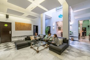 Living area - JOY Plaza de Armas (Seville)