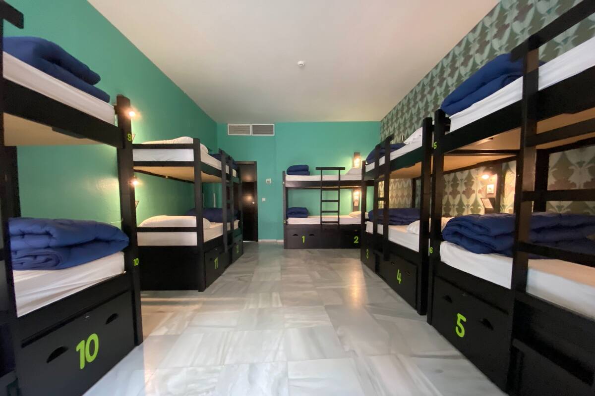 One Bed in a Dorm Room for 12 people | Camas Select Comfort y wifi gratis