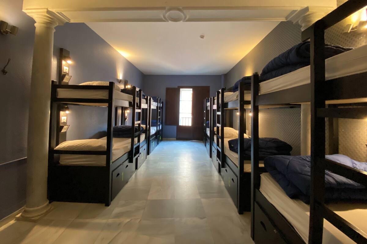 One Bed in a Dorm Room for 10 People | Camas Select Comfort y wifi gratis