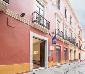 A building with a sign reading "JOY Plaza de Armas".