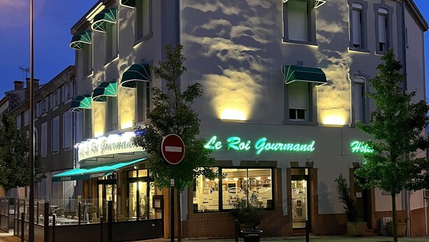 A building with a sign reading "Le Roi Gourmand" and a "No Entry" sign. - Le Roi Gourmand (Pamiers)