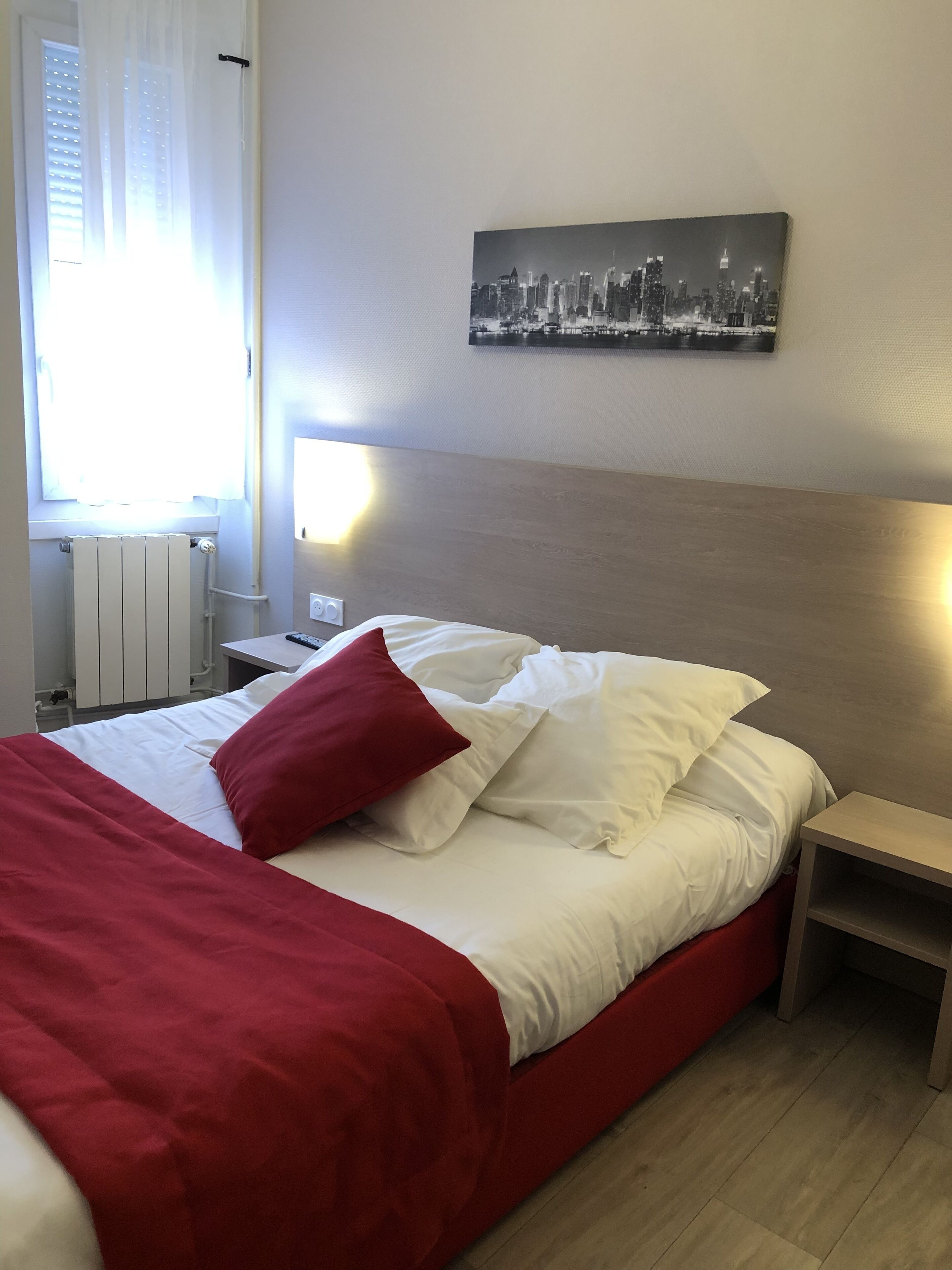 Tweepersoonskamer | Een bureau, geluiddichte muren, een strijkplank/strijkijzer